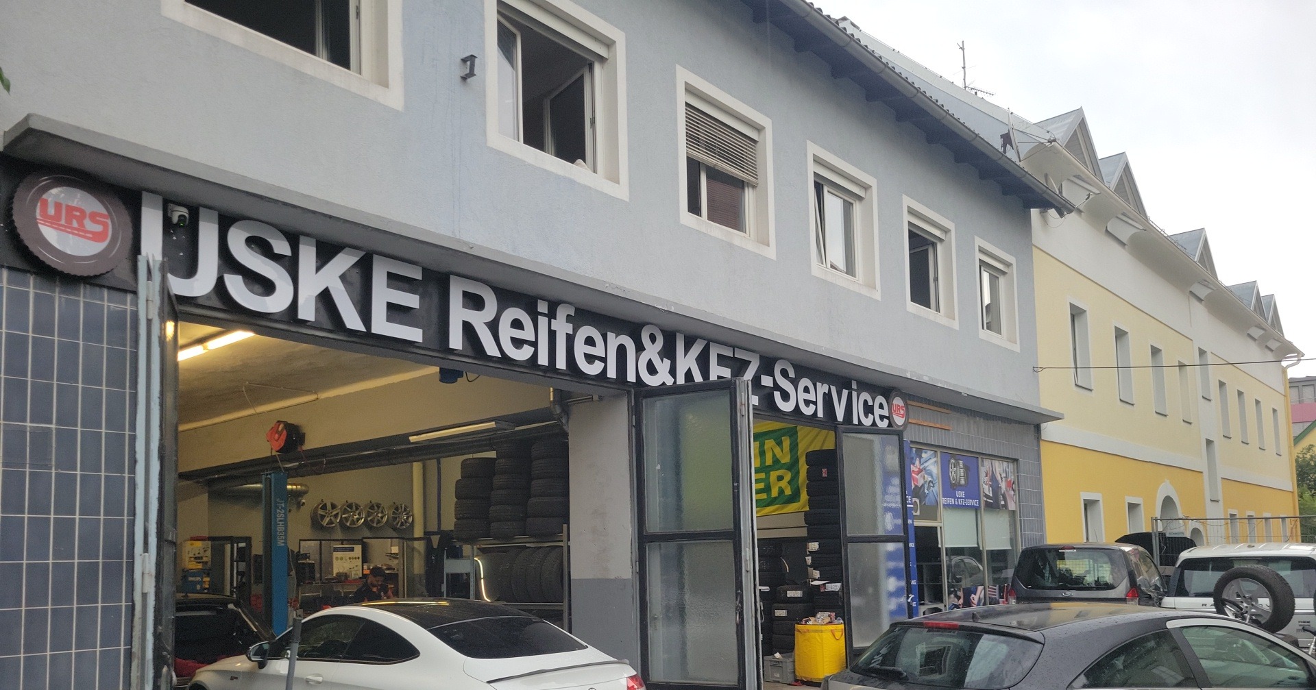 Werkstatt Uske Reifen & Kfz Service in Klagenfurt, Fassade mit Leuchtreklame