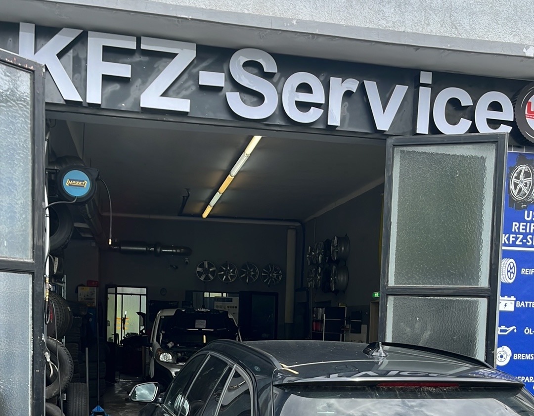 Werkstatttor mit großer KFZ-Service-Beschriftung